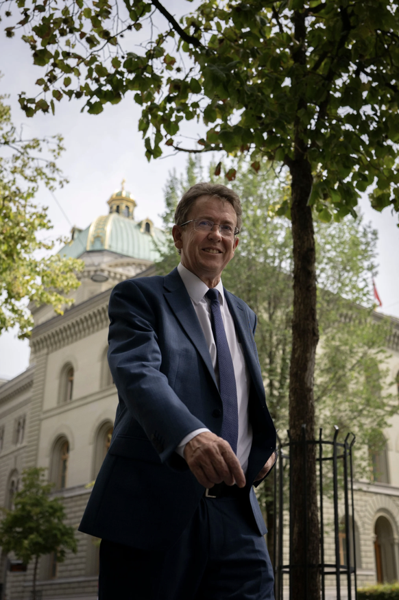 Bundesrat Albert Roesti kommt zu einer Medienkonferenz ueber Hitze und Trockenheit in der Schweiz, am Mittwoch, 26. August 2026, vor dem Bundeshaus in Bern.
