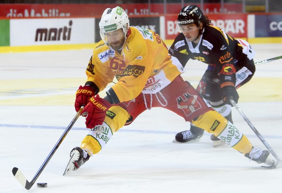 Langnaus Alexei Dostoinov, links, und Berns Kyen Sopa, rechts, kaempfen um den Puck, beim Eishockey Meisterschaftsspiel der National League zwischen dem SC Bern und den SCL Tigers, , am Freitag, 12. M ...