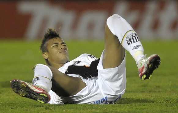 Neymar Jr., of Brazil&#039;s Santos, gestures on the field during the Copa Libertadores final first leg soccer match with Uruguay&#039;s Penarol in Montevideo, Uruguay, Wednesday June 15, 2011. (AP Ph ...