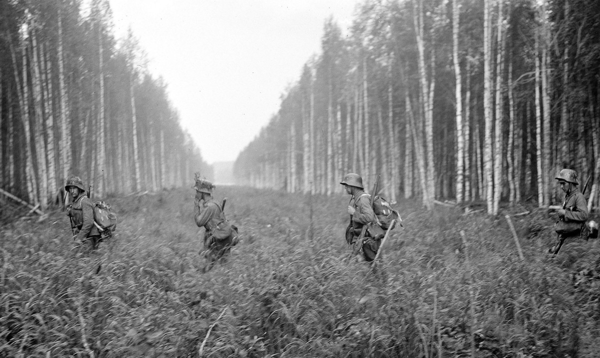 Finnische Soldaten überqueren am 12. Juli 1941 bei Tohmajärvi die 1940 mit der Sowjetunion ausgehandelte Grenze.