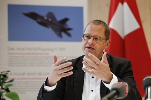 Urs Loher, Ruestungschef, armasuisse, spricht waehrend einer Medienkonferenz zum Projekt RIGI, am Donnerstag, 9. Oktober 2025 in Payerne. Vier der insgesamt 36 fuer die Schweiz bestellten Kampfflugzeu ...