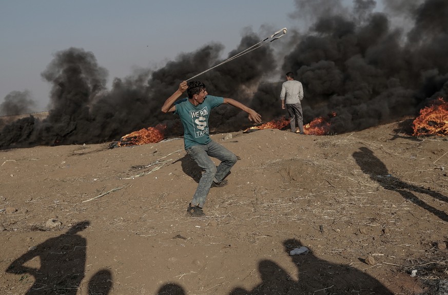 Protest gegen Verlegung der US-Botschaft: Palästinenser werfen an der Grenze des Gazastreifens Steine auf israelische Soldaten. 