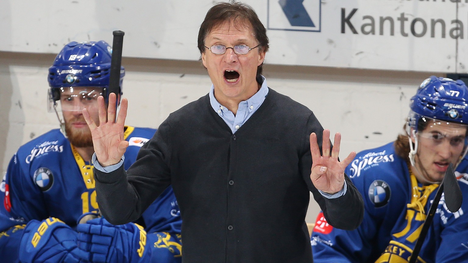 HCD Coach Arno Del Curto, Mitte, engagiert an der Bande, hier zusammen mit Marc Aeschlimann, links, und Thierry Bader, rechts, aufgenommen am Samstag, 27. Oktober 2018, beim Eishockey Swiss Hockey Lea ...