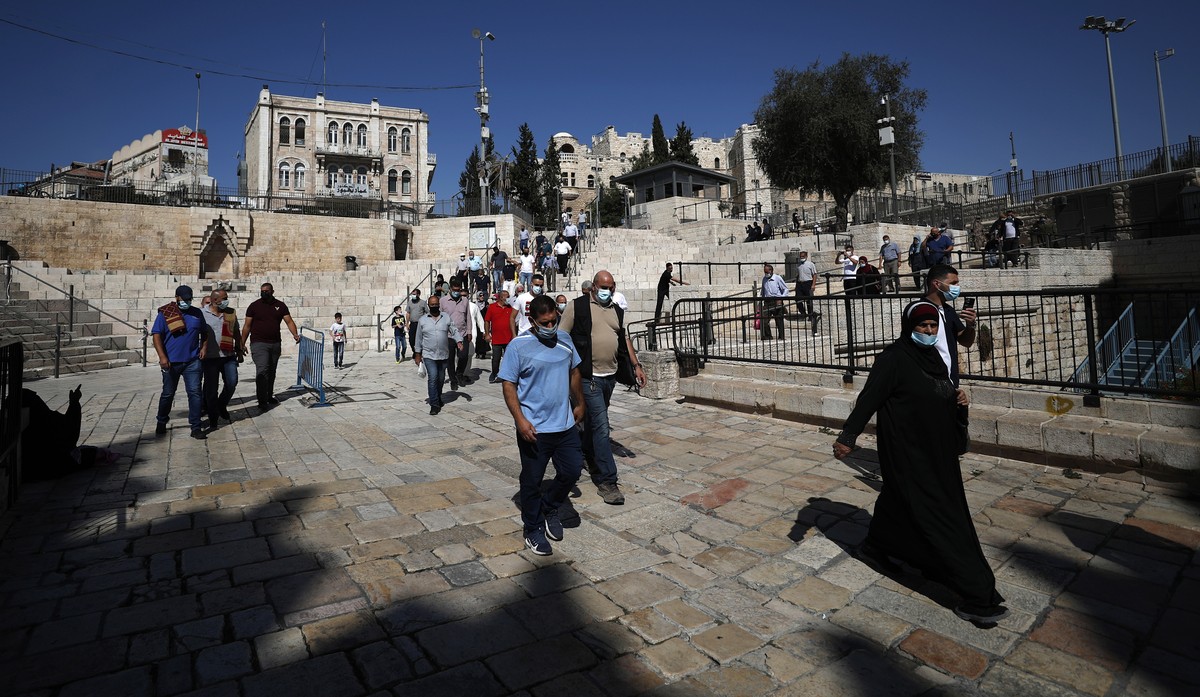 epa08767508 Palestinians making their way through Damascus gate of Jerusalem's Old city, to attend the Friday prayer at Al-Aqsa mosque compound , 23 October 2020. Israel began lifting of lockdown ...