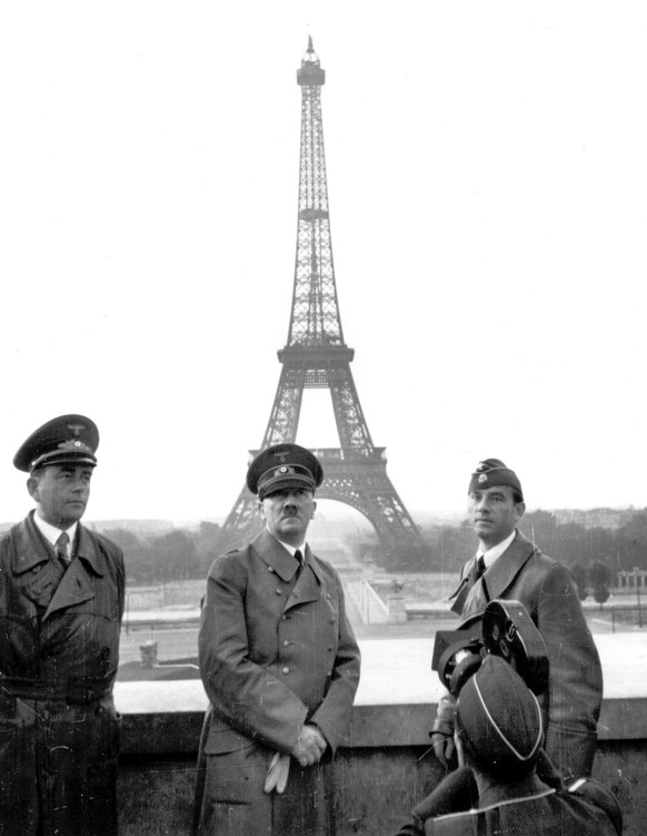 Adolf Hilter (Mitte) posiert mit dem Reichsminister für Bewaffnung und Munition, Albert Speer (links), und dem Kunstprofessor und Bildhauer Arno Brecker (rechts) vor dem Eiffelturm in Paris am 23. Juni 1940.&nbsp;