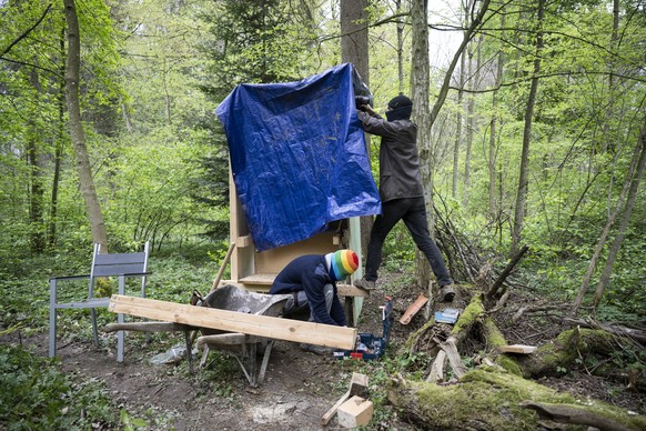 Aktivisten protestieren in Ruemlang gegen eine geplante Deponie und richten sich trotz Ultimatum der Gemeinde langfristig ein, aufgenommen am Samstag, 15. April 2023 in Ruemlang. (KEYSTONE/Ennio Leanz ...