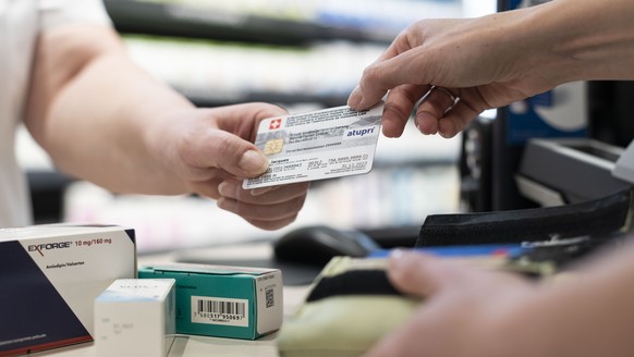 ARCHIVBILD ZUR PROGNOSE DES KOF UEBER DIE ENTWICKLUNG DER GESUNDHEITSKOSTEN, AM DIENSTAG, 17. NOVEMBER 2020 - [Symbolic Image / Staged Image] An Atupri health insurance card is used at the checkout of ...