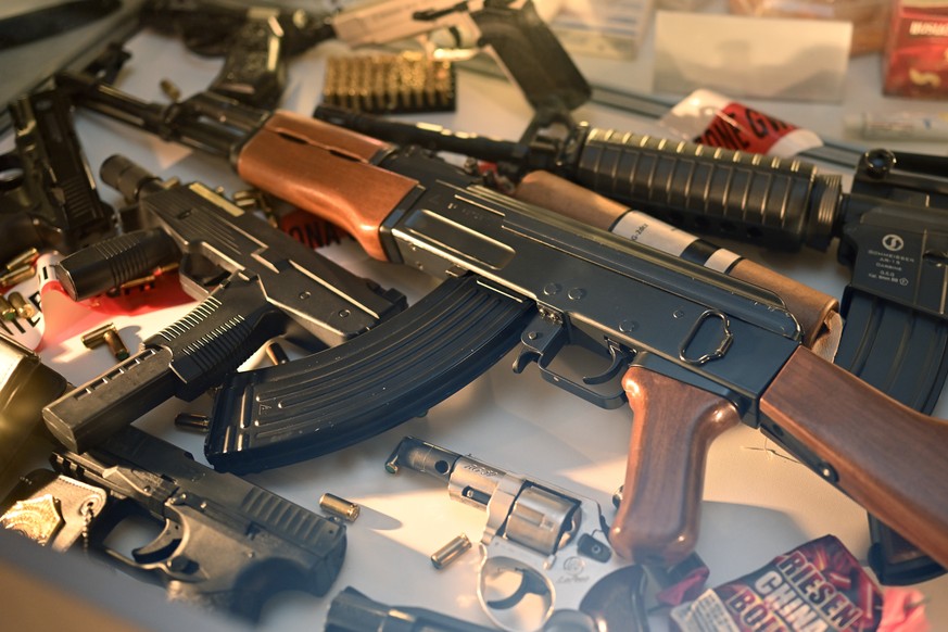 Beschlagnahmte Waffen im Showroom des Zolls auf dem Flughafen Zuerich in Kloten am Donnerstag,13. August 2026. (KEYSTONE/Walter Bieri )