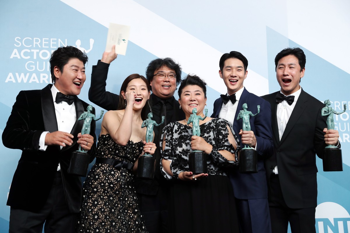 epaselect epa08143358 Director Bong Joon-ho (C) pose with his cast with the SAG Award for Outstanding performance by a cast in a motion picture in 'Parasite' at the press room during the 26t ...