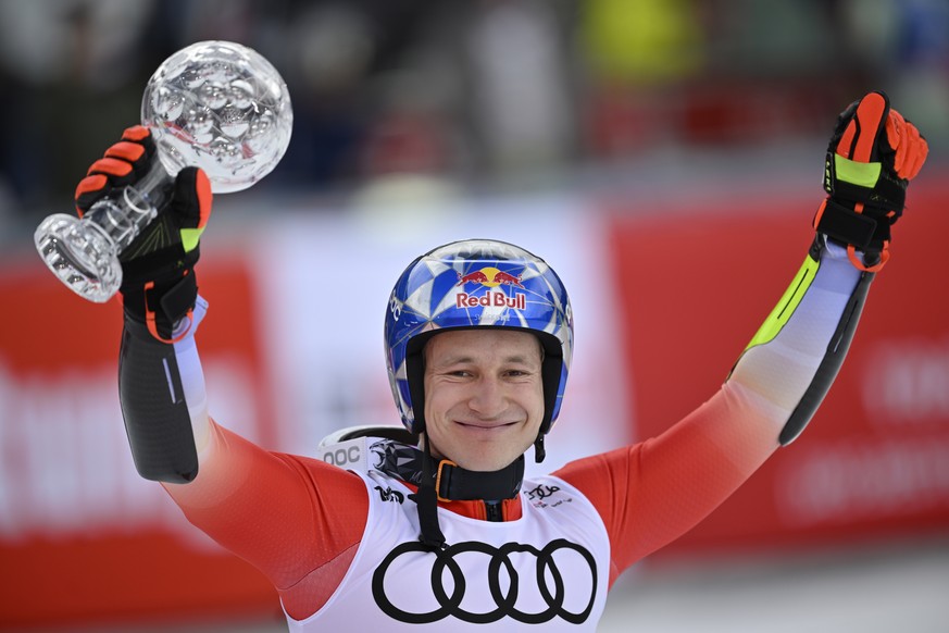 epa11223705 Marco Odermatt of Switzerland celebrates with the men&#039;s giant slalom overall winner&#039;s crystal globe trophy after the Men&#039;s Giant Slalom race at the FIS Alpine Skiing World C ...