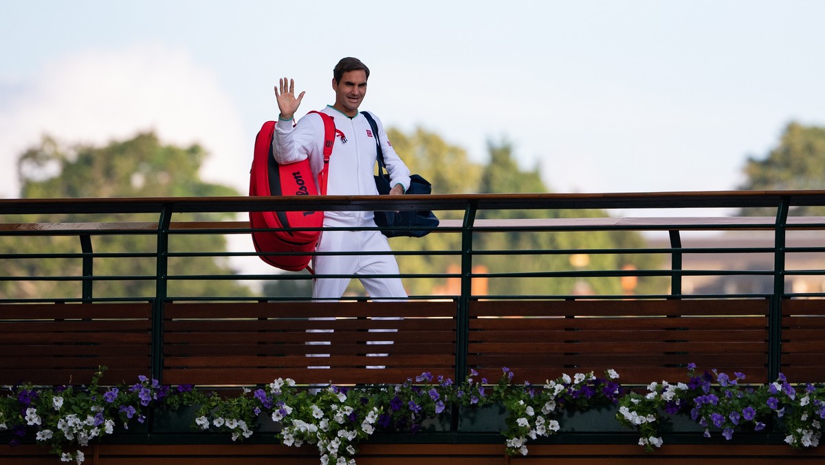 epa09330023 Roger Federer of Switzerland walks across the players bridge at The All England Lawn Tennis Club, Wimbledon, Britain, 07 July 2021. EPA/AELTC / Ben Solomon / POOL EDITORIAL USE ONLY EDITOR ...