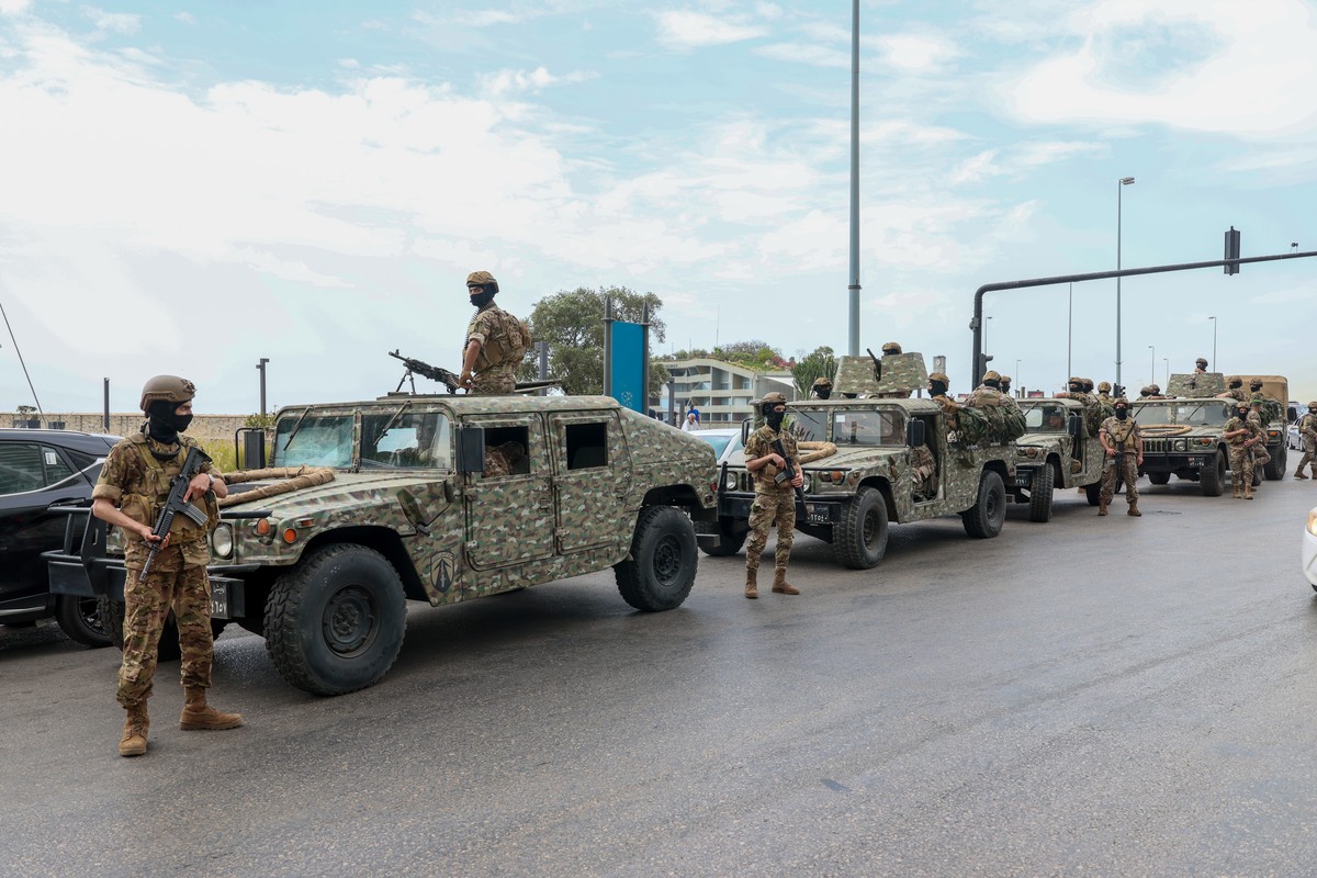 epa12957149 Lebanese army soldiers man a checkpoint in Beirut, Lebanon, 14 May 2026. Lebanese authorities announced that Internal Security Forces (ISF) and the Lebanese army have been mobilized as par ...