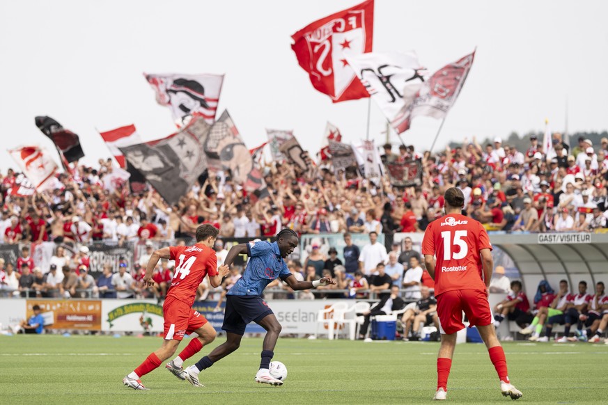 Dominic Rotzetter (FC Kerzers), gauche, et Josias Lukembila (FC Sion), droite, en action lors de la rencontre de 32eme de finale de la coupe de suisse de football entre le FC Kerzers et le FC Sion (SI ...