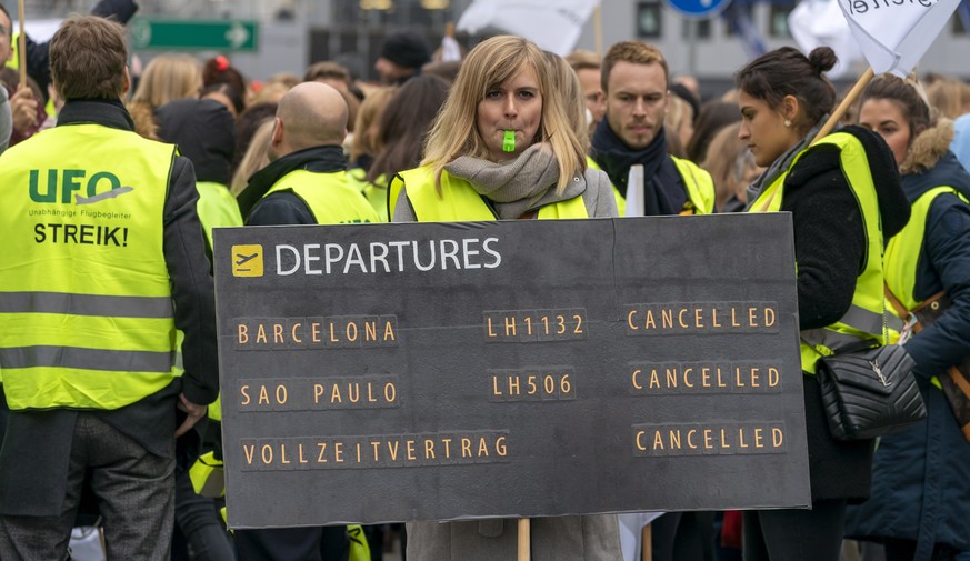 epaselect epa07980976 Flight attendants take part in a demonstration at the airport in Frankfurt am Main, Germany, 08 November 2019, during a 48 hours Lufthansa cabin crew union UFO strike that starte ...
