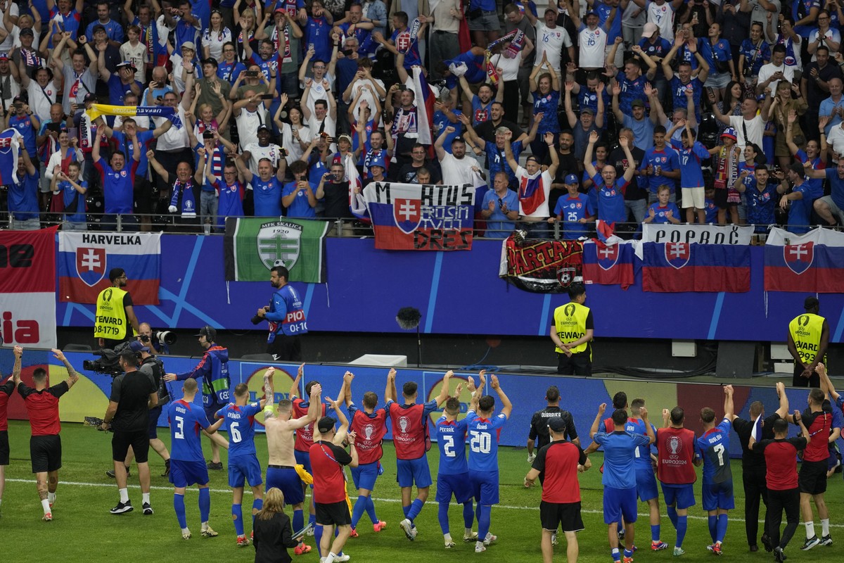 Slovakia players celebrate with their fans at the end of a Group E match against Romania at the Euro 2024 soccer tournament in Frankfurt, Germany, Wednesday, June 26, 2024. (AP Photo/Darko Vojinovic)
