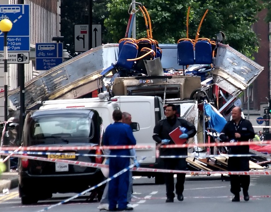 Vier Muslime mit britischem Pass zünden in der Londoner U-Bahn und einem Bus Sprengsätze. 56 Menschen sterben, etwa 700 werden verletzt.<br data-editable="remove">