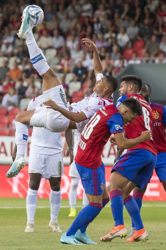 L?attaquant valaisan Patrick Luan, gauche, lutte pour le ballon avec les defenseurs balois, lors de la rencontre de football de Super League entre le FC Sion et le FC Basel 1893 ce vendredi 19 juillet ...