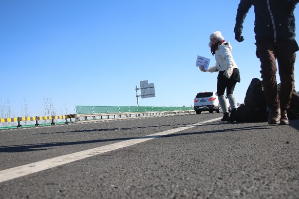 Wir müssen nie länger als 20 Minuten warten. Und weil schon wieder jemand anhält, können wir nicht einmal das Autostopp-Fotoshooting anständig beenden.