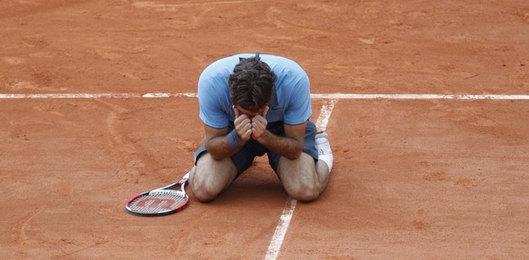 Switzerland&#039;s Roger Federer jubilates after defeating Sweden&#039;s Robin Soderling during their men&#039;s singles final match of the French Open tennis tournament at the Roland Garros stadium i ...