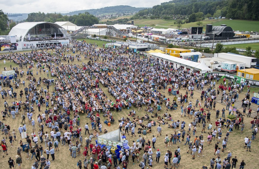Die Schwinger Fans gehen in die Mittagspause nach dem 2. Gang am Eidgenoessischen Schwing- und Aelplerfest (ESAF) in Pratteln, am Samstag, 27. August 2022. (KEYSTONE/Urs Flueeler).