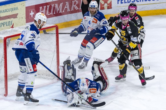 Zuerichs Torhueter Ludovic Waeber faengt einen Puck beim Eishockey-Qualifikationsspiel der National League zwischen dem HC Ajoie und den ZSC Lions in der Raiffeisen Arena in Porrentruy, am Samstag, 15 ...