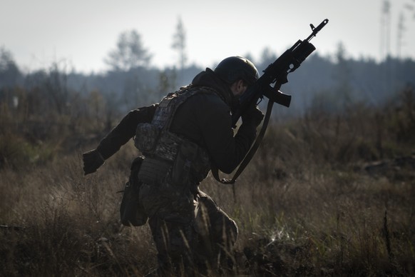 A soldier of Ukraine&#039;s National Guard 1st brigade Bureviy (Hurricane) practice during combat training at a military training ground in the north of Ukraine Friday, Nov. 3, 2023. (AP Photo/Efrem L ...