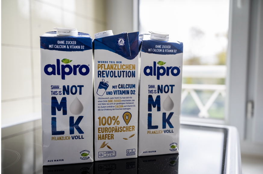 Des briques de lait vegetales a base d'avoine de l'entreprise agroalimentaire Alpro son photographie, ce jeudi 26 mars 2026 a Geneve. (KEYSTONE/Martial Trezzini)
