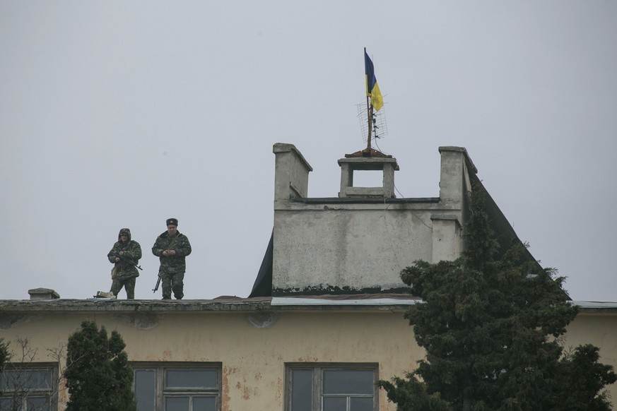 Ukrainische Soldaten auf dem Dach einer Militärstation bei Sewastopol.&nbsp;