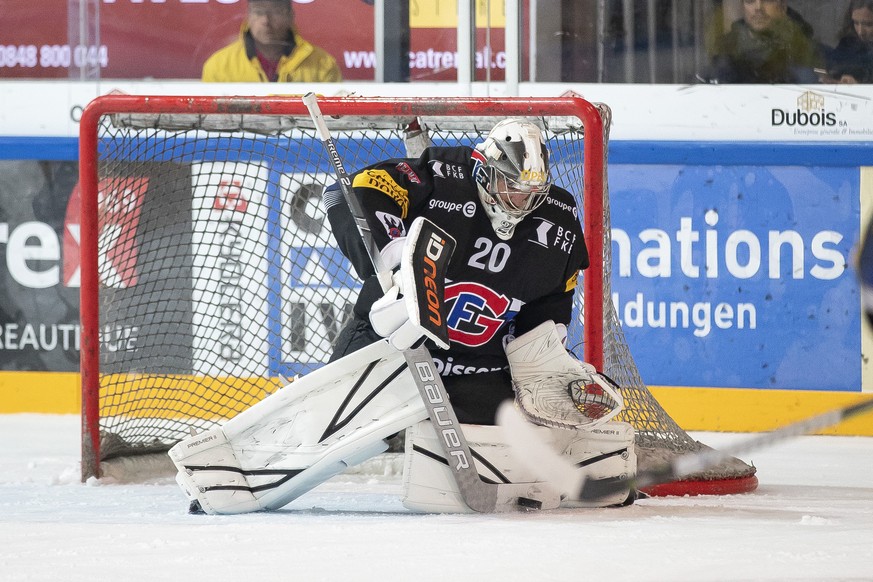 Le gardien Fribourgeois Reto Berra, lors de la rencontre du championnat suisse de hockey sur glace de National League entre le HC Fribourg-Gotteron, HCFG, et SC Bern, SCB, ce samedi, 27 octobre 2018 a ...