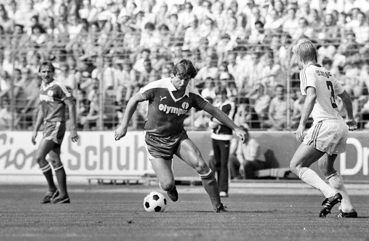 Bildnummer: 07717019 Datum: 04.09.1982 Copyright: imago/Ferdi Hartung
Uwe Reinders (SV Werder Bremen, Mitte) gegen Bernd F�rster (VfB Stuttgart), li. Jonny Otten (SV Werder Bremen); 513b Fussball Her ...