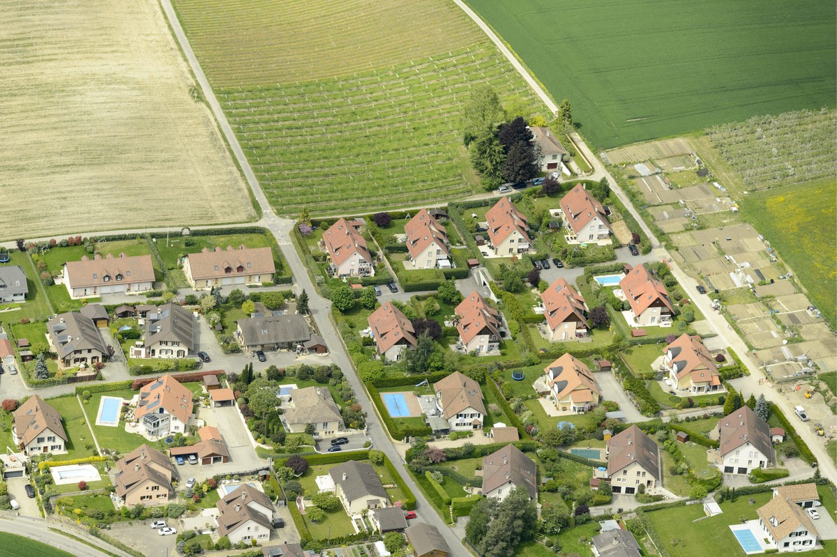 ARCHIV -- ZUR ABSTMMUNG DER ZERSIEDELUNGSINITIATIVE AM 10. FEBRUAR 2019, STELLEN WIR IHNEN FOLGENDES BILDMATERIAL ZUR VERFUEGUNG - Vue aerienne d&amp;#039;un quartier d&amp;#039;habitation, au bord de ...