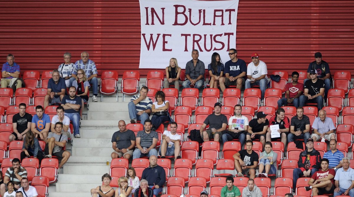 Une banderole en soutien au President de Xamax Bulat Chagaev lors de la rencontre de football de Super League entre FC Neuchatel-Xamax et Grasshopper Club Zuerich, ce dimanche 11 septembre 2011 au sta ...