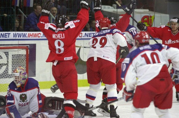 Jubel nach dem 3:2 fuer die Schweizer, welches durch Thomas Ziegler erzielt wird, am Mittwoch, 4. Mai 2000, im Match gegen Russland, an der Eishockey Weltmeisterschaft im Peter the Graet Stadion in St ...