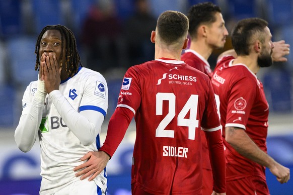 L&#039;attaquant lausannois Kaly Sene, gauche, reagit apres une occasion manquee lors de la rencontre de football de Super League entre le FC Lausanne-Sport et le FC Winterthur ce dimanche 25 fevrier  ...