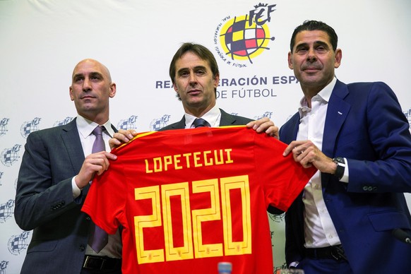 epa06755430 Spanish national soccer team head coach Julen Lopetegui (C) poses for photographers with Luis Rubiales (L), new president of the Royal Spanish Football Federation (RFEF), and RFEF sports d ...