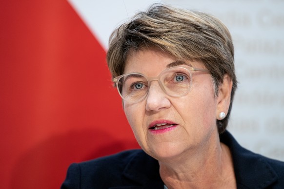 Bundesratein Viola Amherd aeussert sich an einer Medienkonferenz zur Umsetzung von Ethikgrundsaetzen im Sport, am Dienstag, 16. November 2021, in Bern. (KEYSTONE/Peter Schneider)