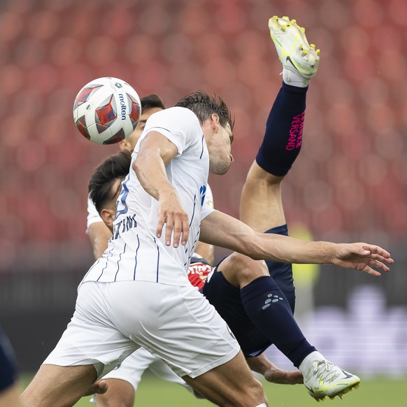 FC Zuerichs Ivan Santini, vorne, beim Foulspiel von FC Luzerns Argon Jashari, hinten, im Fussball Meisterschaftsspiel der Super League zwischen dem FC Zuerich und dem FC Luzern, am Samstag, 23. Juli 2 ...