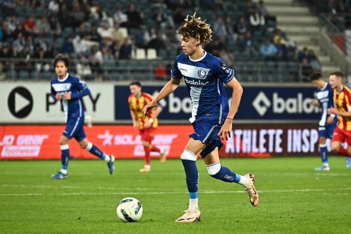 GENT, BELGIUM - SEPTEMBER 15: Franck Surdez of AA Gent pictured in action with the ball during a football game between KAA Gent and KV Mechelen on match day 7 of the Jupiler Pro League season 2024 - 2 ...