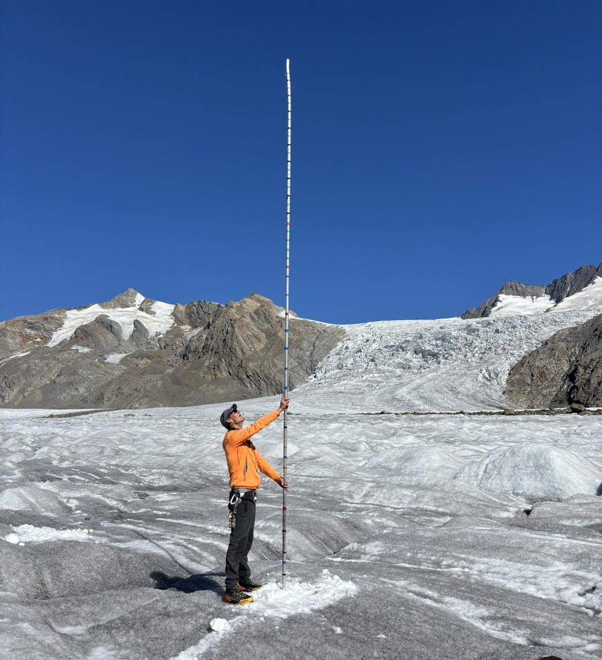Gletscher Gletscherschmelze 2026 Schweiz: Höhe des Eisverlustes im Sommer 2026 am Konkordiaplatz, Grosser Aletschgletscher (VS).