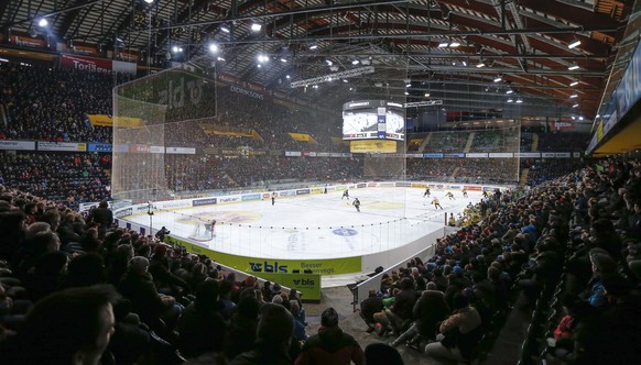 Was für eine Halle, doch Stimmung kommt in Bern erst spät auf.