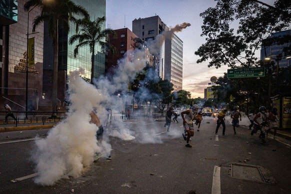 epaselect epa11507673 Protesters clash with the Bolivarian National Guard (GNB) over the results of the presidential elections in Caracas, Venezuela, 29 July 2024. Protests are taking place in Caracas ...