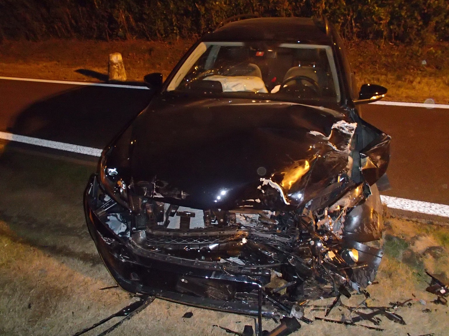 Die Einbrecher rammten auf der Flucht dieses zivile Polizeiauto.