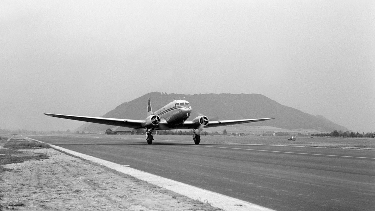 Eine Douglas DC-3 der Swissair landet im Juni 1959 auf der neuen Piste des Flughafens Bern-Belp bei Belp, Schweiz. (KEYSTONE/PHOTOPRESS-ARCHIV/Str)