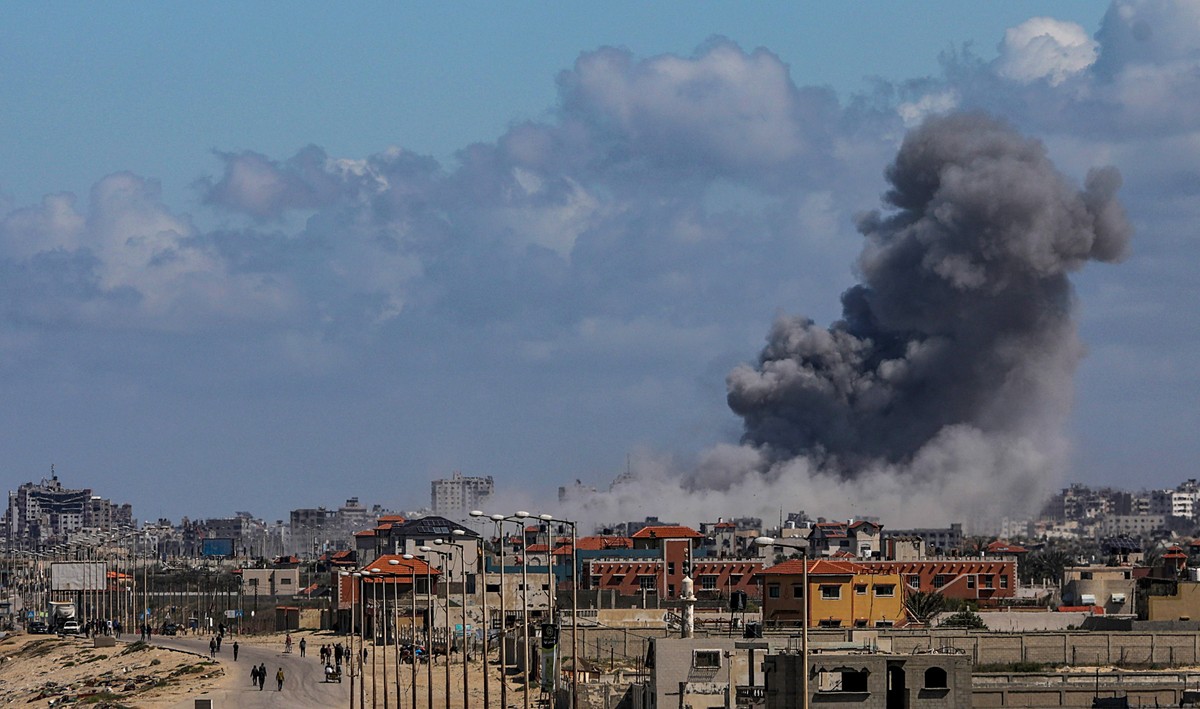epaselect epa11221846 Smoke rises following an Israeli air strike in Gaza City, northern Gaza Strip, 15 March 2024. More than 31,000 Palestinians and over 1,300 Israelis have been killed, according to ...