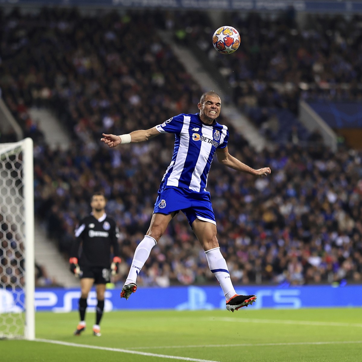 The players watch as Porto's Pepe heads the ball during a Champions League round of 16 soccer match between FC Porto and Arsenal at the Dragao stadium in Porto, Portugal, Wednesday, Feb. 21, 2024 ...