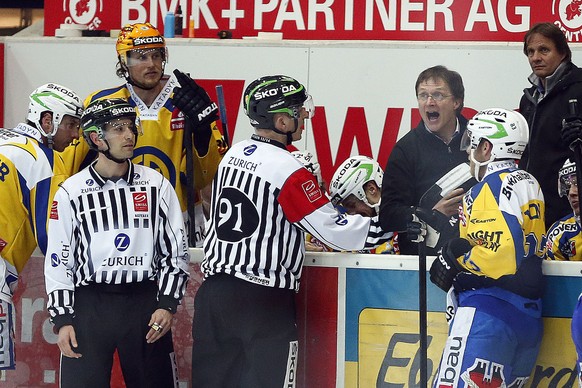 Die Unparteischen müssen sich viel anhören, hier von HCD-Coach Arno Del Curto.