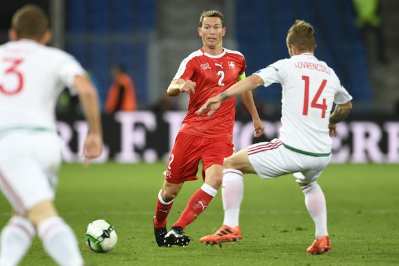 Stephan Lichtsteiner (SUI, L) im Kampf um den Ball gegen Gergo Lovrencsics (HUN, R) im Fussball Qualifikationsspiel zur Weltmeisterschaft 2018 zwischen der Schweiz und Ungarn, im Stadion St. Jakob-Par ...