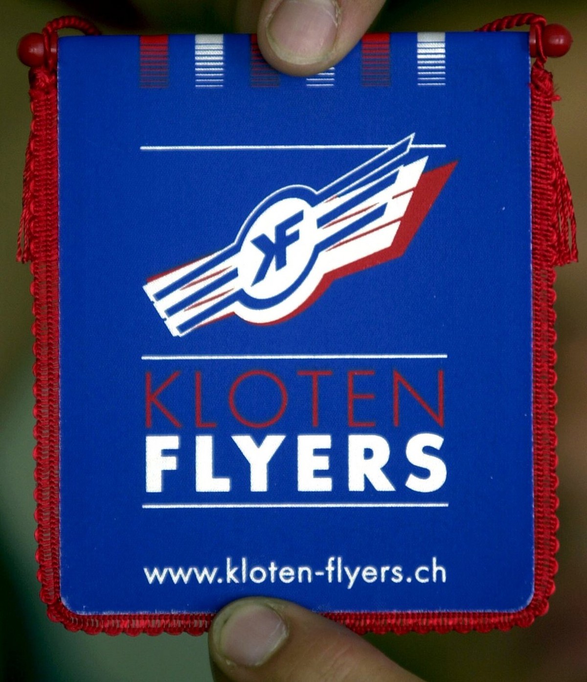 Anlaesslich einer Pressekonferenz in Kloten haben Mitglieder und Spieler des Eishockeyvereins am Mittwoch, 23. August 2000, das neue Logo und den neuen Namen 'Kloten Flyers' - ehemals EHC Kl ...