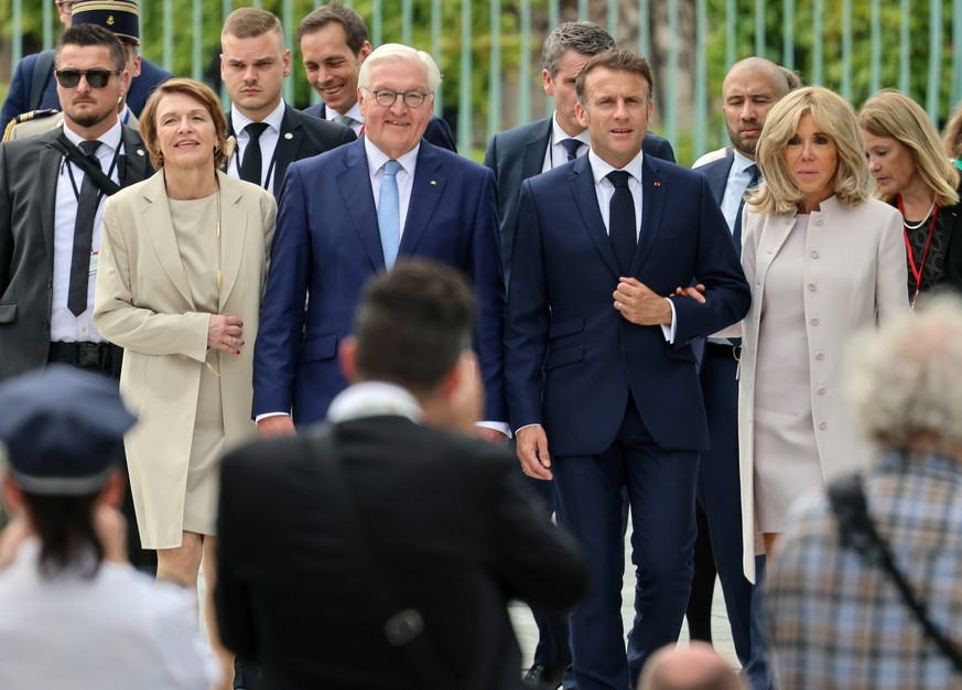 epa11371370 German President Frank-Walter Steinmeier (CL) with his wife Elke Buedenbender and French President Emmanuel Macron (CR) with his wife Brigitte Macron attend the Democracy festival, as part ...