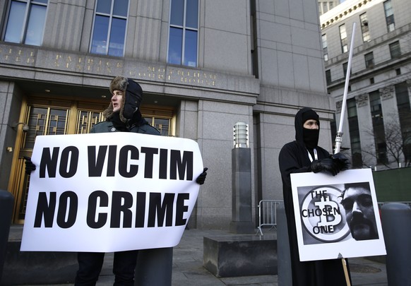 Während der Gerichtsverhandlung setzten sich Supporter von Ulbricht vor dem Gerichtsgebäude für ihn ein.&nbsp;